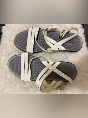 Clarks Sonar Pioneer Strappy Slingback Sandals  White. Size 9M